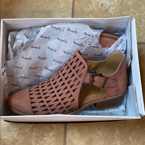 Qupid Shoes - Mauve Booties Size 7